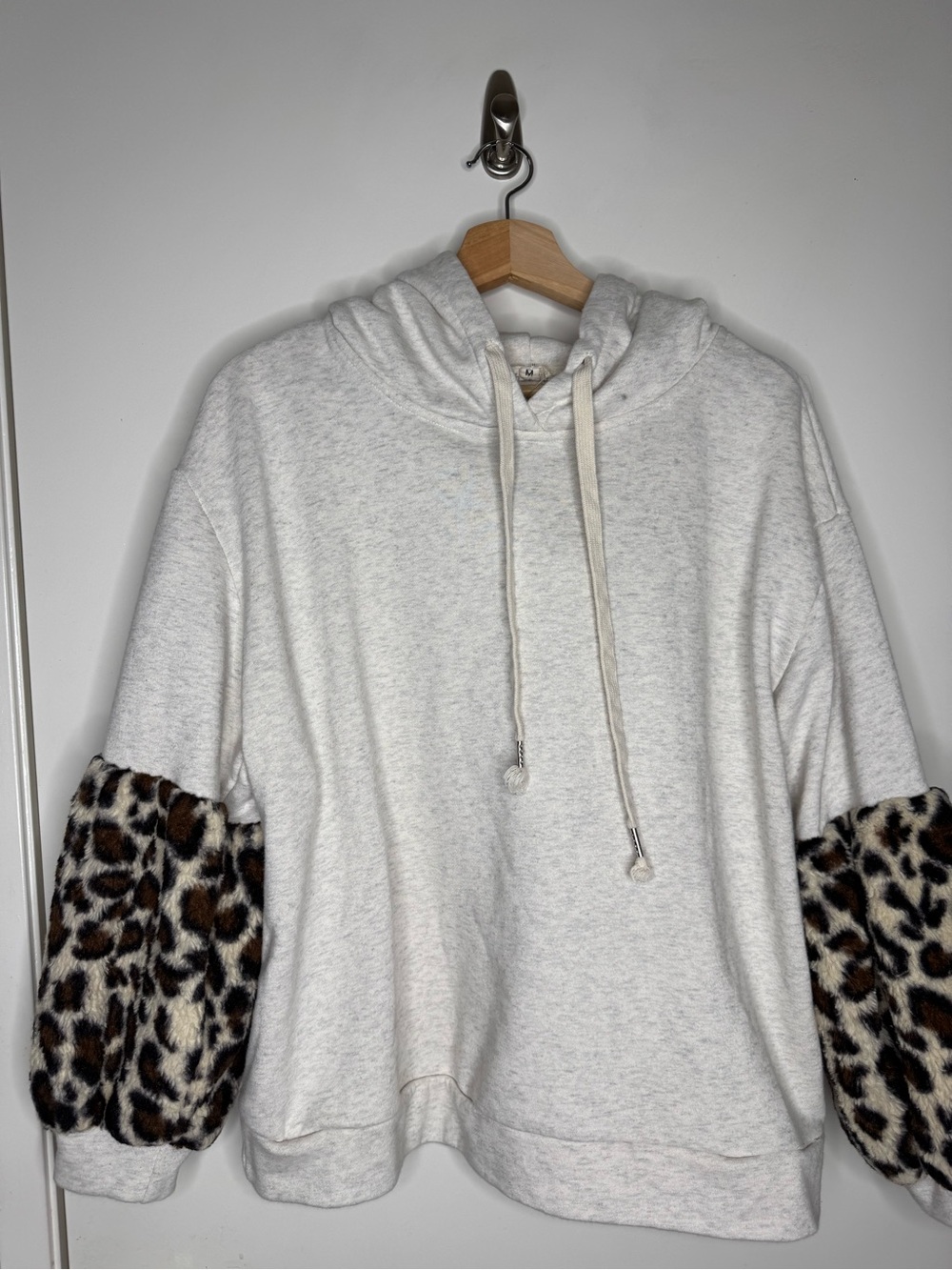 POL Cozy Cream Hoodie with Leopard Faux-Fur Sleeves size M